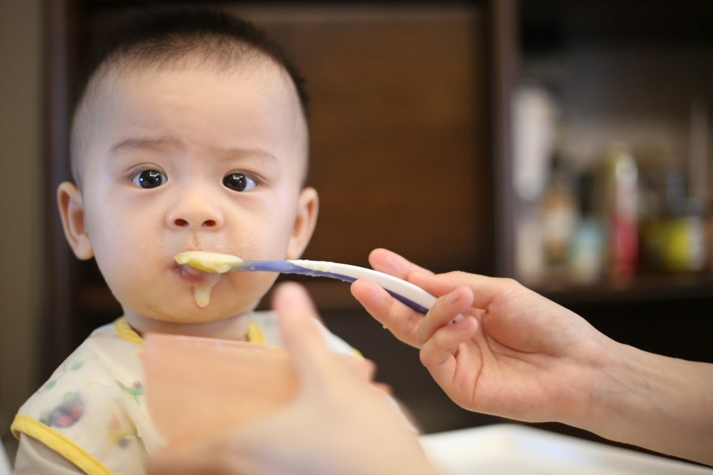 bébé introduction aliments : les règles à suivre