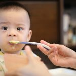 bébé introduction aliments : les règles à suivre