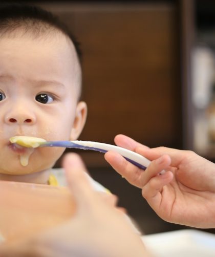 bébé introduction aliments : les règles à suivre