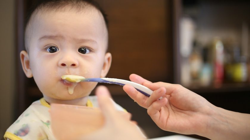 bébé introduction aliments : les règles à suivre